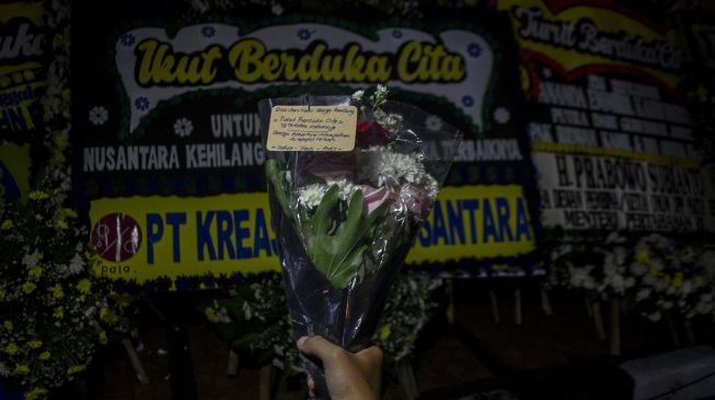 Karangan bunga dari warga sebagai tanda belasungkawa wafatnya Emmeril Khan Mumtadz disandarkan di pagar Gedung Negara Pakuan, Bandung, Jawa Barat, Sabtu (4/6/2022).  ANTARA FOTO/Novrian Arbi