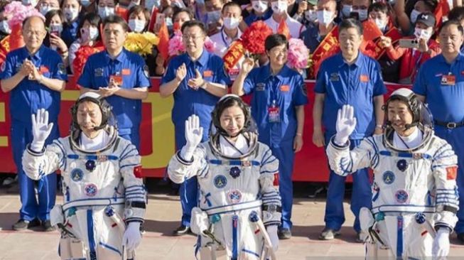 Pesawat Luar Angkasa Shenzhou-14 Meluncur ke Luar Angkasa Bawa 3 Astronaut China