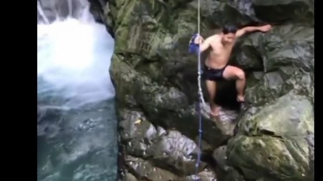 Asik Berenang di Air Terjun, Pria Ini Dihampiri Ular