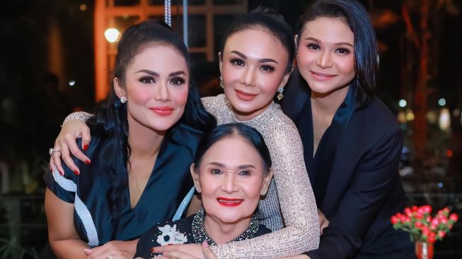 Perayaan ulang tahun ke-50 Yuni Shara [Instagram/@yunishara36]
