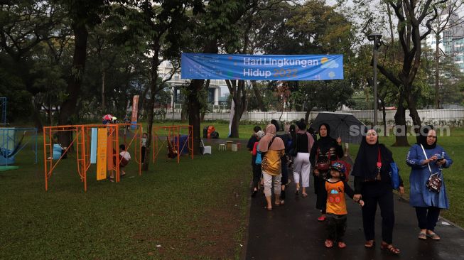 Pengunjung berjalan di area digelarnya Festival Hari Lingkungan Hidup 2022 di Tebet Eco Park, Jakarta, Minggu (5/6/2022). [Suara.com/Angga Budhiyanto]