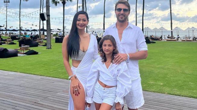 Indah Kalalo bersama suami, Justin Werner dan putrinya, Ayanna di sebuah acara fashion show di Bali. [Instagram]