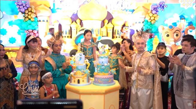 Potret ulang tahun Thalia dan Thania Putri Onsu (YouTube/The Onsu Family)