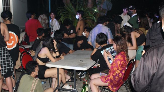 Digerebek Polisi, Harga Tiket Pesta Bikini di Depok Mulai Rp 300 Ribu Hingga Rp 8 Juta per Orang