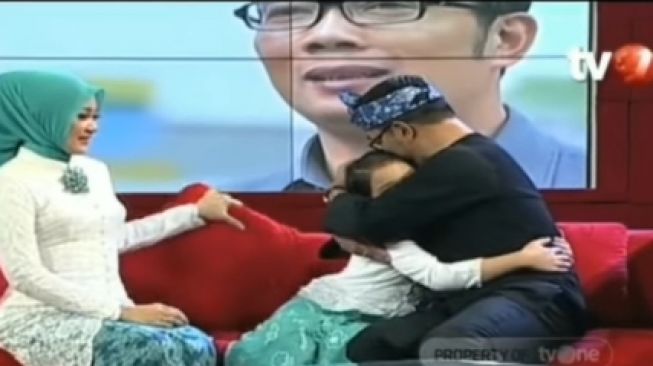 Ridwan Kamil peluk sang anak dalam acara talkshow di Stasiun TV swasta pada 2014 (Instagram/ @viral6com).