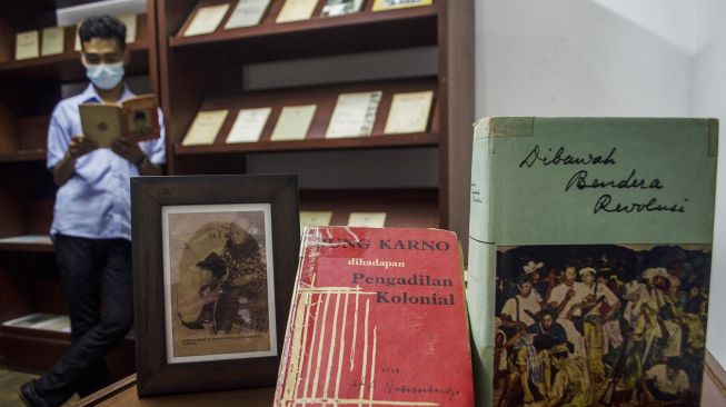 Pengunjung membaca buku di Perpustakaan Bung Karno di Gedung Indonesia Menggugat, Bandung, Jawa Barat, Senin (6/6/2022).  ANTARA FOTO/Novrian Arbi
