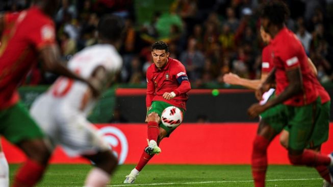 Penyerang timnas Portugal, Cristiano Ronaldo menendang bola selama matchday kedua UEFA Nations League Grup A2 antara Portugal vs Swiss di stadion Jose Alvalade di Lisbon pada 5 Juni 2022.PATRICIA DE MELO MOREIRA / AFP.