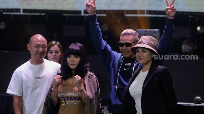 Penyanyi Dinar Candy dan aktris Nikita Mirzani berpose usai konferensi pers jelang Holywings Sport Show di Holywings Gatsu Club V, Jakarta, Senin (6/6/2022). [Suara.com/Angga Budhiyanto]