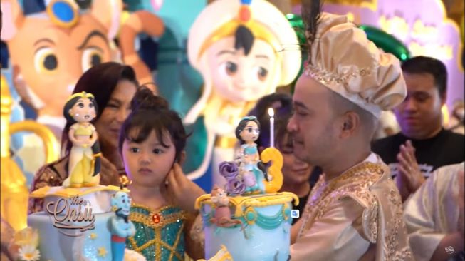 Potret ulang tahun Thalia dan Thania Putri Onsu (YouTube/The Onsu Family)