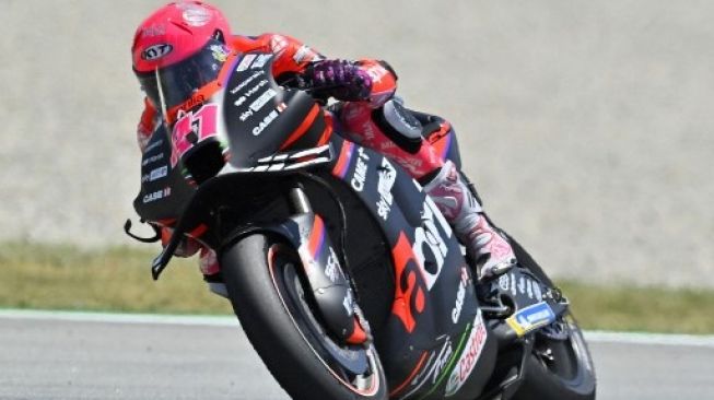 Pembalap Aprilia Aleix Espargaro saat membalap di MotoGP de Catalunya di sirkuit Catalunya pada 5 Juni 2022 di Montmelo, Barcelona.Pau BARRENA/AFP