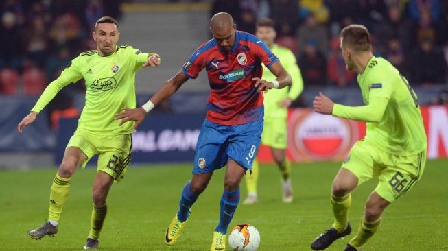 Penyerang Viktoria Plzen asal Prancis, Jean-David Beauguel (tengah) dan pemain Dinamo Zagreb Emir Dilaver (kanan) dan Marin Leovac berebut bola dalam pertandingan leg pertama babak 32 besar Liga Europa antara Viktoria Plzen vs Dinamo Zagreb di Plzen, Ceko Republik, pada 14 Februari 2019.Michal CIZEK / AFP.