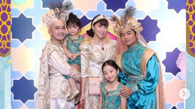 Meriah Bertema Aladdin, 5 Potret Ulang Tahun Thalia dan Thania Putri Onsu