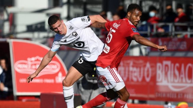 Eugenio Pizzuto (kiri) saat masih membela klub Ligue 1 Prancis, Lille. Fred TANNEAU / AFP