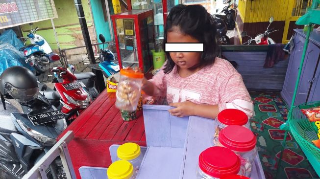 Tak Punya HP dan Seragam, Ini Cerita Siswi SD di Samarinda Diusir Gurunya