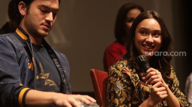 Pemain film Satria Dewa: Gatotkaca, Yasmin Napper memberikan konferensi pers film terbarunya di Epicentrum XXI, Jakarta, Senin (6/6/2022). [Suara.com/Angga Budhiyanto]