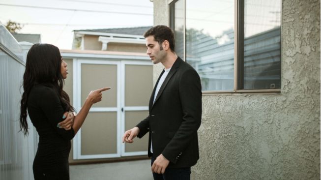 4 Gaya Bicara dengan Pasangan yang Perlu Kamu Hindari, Segera Cek!