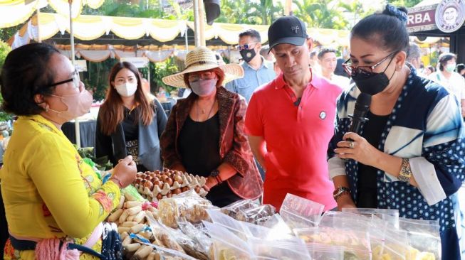 Datangi Acara Krisna Oleh-oleh, Istri Gubernur Bali Borong Dagangan Dan Bagikan Uang Rp 200 Ribuan