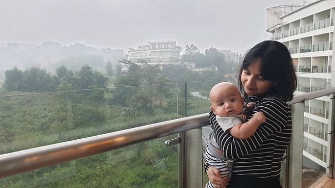 Momen Angelica Simperler Momong Anak (Instagram/angelicasimp.new) 