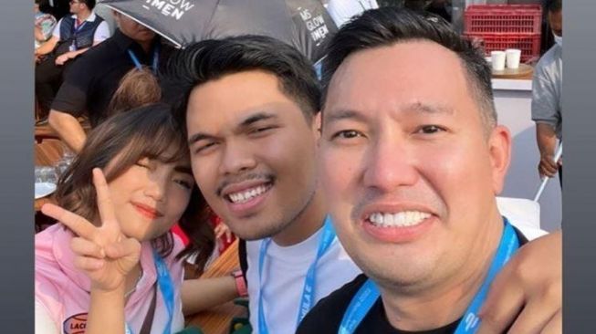Juragan 99 dan Istri Jadi Sponsor Resmi, Ini Gaya sedret Artis Nonton Formula E Langsung