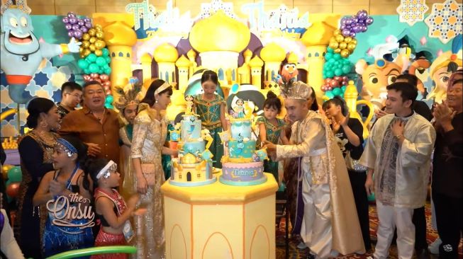 Potret ulang tahun Thalia dan Thania Putri Onsu (YouTube/The Onsu Family)