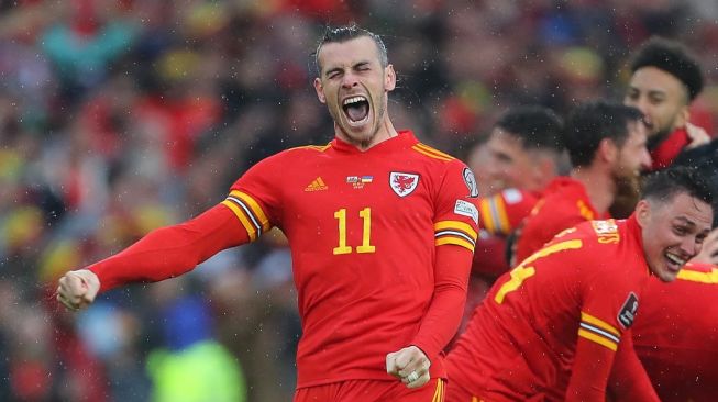 Ekspresi kegembiraan penyerang Timnas Wales, Gareth Bale usai memenangi laga play-off Piala Dunia 2022 zona Eropa kontra Ukraina di Cardiff, Senin (6/6/2022) dini hari WIB. [AFP]