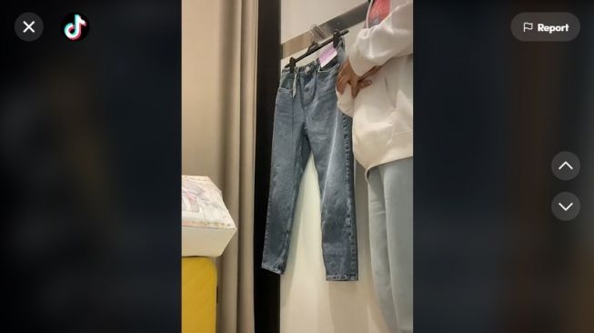 Viral! Tak Ada Mushola di Mal, Perempuan di Inggris Terpaksa Salat di Kamar Pas