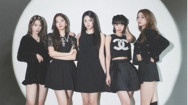 Dispatch Rilis Foto LE SSERAFIM OT5, Netizen Korea Akui Langsung Jatuh Hati