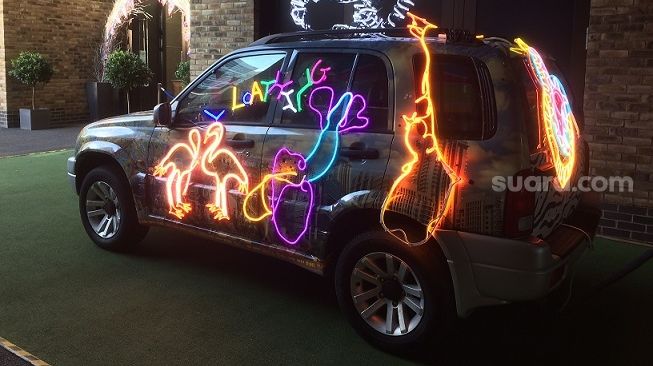 Seni instalasi otomotif yang ditemui dekat kawasan Tower Hill, London  [Suara.com/ukirsari-nicholas Ingram].