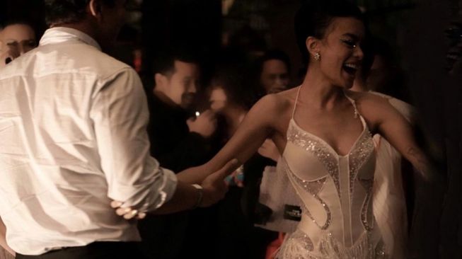 Nicholas Saputra dansa dengan Eva Celia (Instagram/@hiantjen)