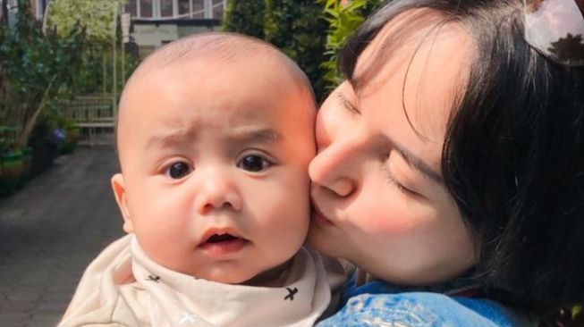 Momen Angelica Simperler Momong Anak (Instagram/angelicasimp.new) 