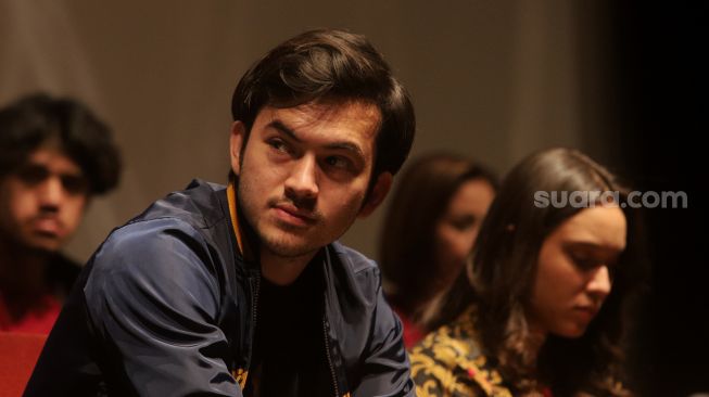 Pemain film Satria Dewa: Gatotkaca, Rizky Nazar ditemui saat konferensi pers film terbarunya di Epicentrum XXI, Jakarta, Senin (6/6/2022). [Suara.com/Angga Budhiyanto]
