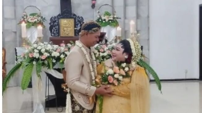 Bagikan Momen Bahagia Saat Menikah di Gereja, Pasangan Ini Banjir Doa dari Netizen