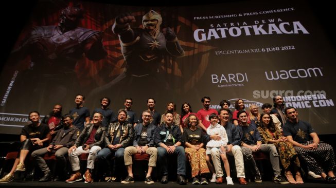Para pemain, sutradara, dan produser film Satria Dewa: Gatotkaca berfoto bersama saat konferensi pers film terbarunya di Epicentrum XXI, Jakarta, Senin (6/6/2022). [Suara.com/Angga Budhiyanto]