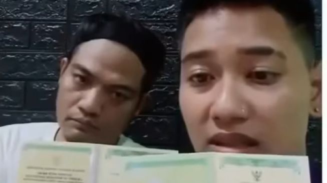 Nia menunjukan buku nikahnya dengan sang suami (Instagram/ @video_medsos).