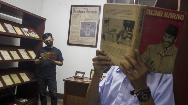 Pengunjung membaca buku di Perpustakaan Bung Karno di Gedung Indonesia Menggugat, Bandung, Jawa Barat, Senin (6/6/2022).  ANTARA FOTO/Novrian Arbi