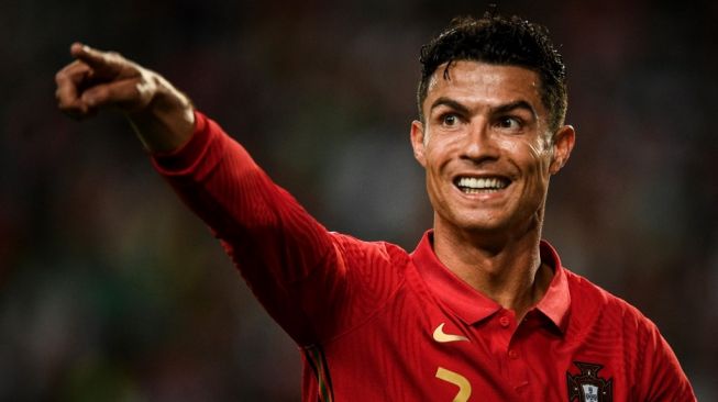 Gestur penyerang Timnas Portugal, Cristiano Ronaldo pada laga UEFA Nations League kontra Swiss di Estadio Jose Alvalade, Lisbon, Senin (6/6/2022) dini hari WIB. [PATRICIA DE MELO MOREIRA / AFP]