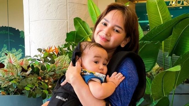 7 Momen Angelica Simperler Momong Anak, Prioritas Anak Ketimbang Kerjaan