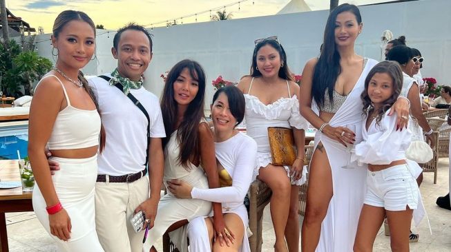 Indah Kalalo bersama sahabat, salah seorangnya Shanty Paredes dalam sebuah acara fashion show di Bali. [Instagram]