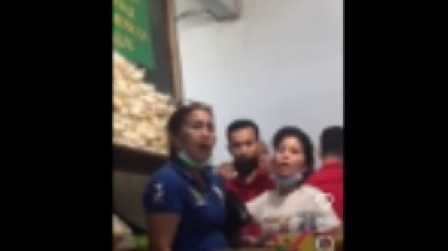 Aksi Ibu-ibu Buat Gaduh hingga Dibentak Pembeli Lain karena Masalah Makanan, Netizen: Niat Komplain malah Malu-maluin