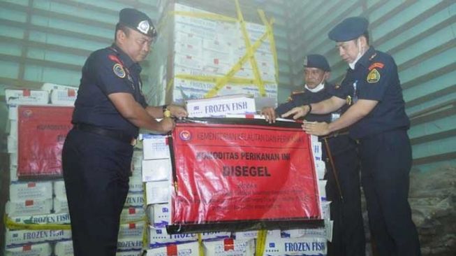 KKP Segel 4,7 Ton Ikan Impor Ilegal asal Cina-Malaysia yang Disimpan di Perusahaan Batam
