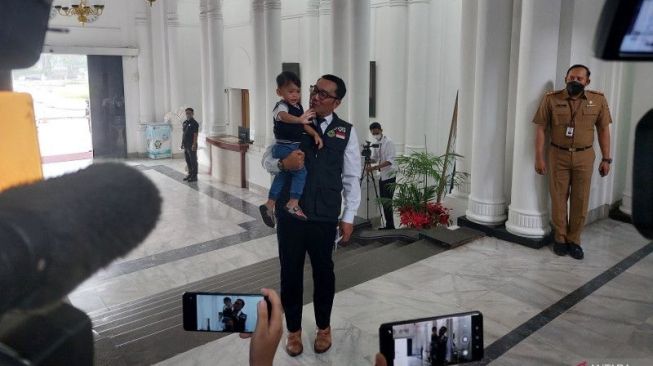 Seusai Memimpin Rapat di Hari Kerja Perdana, Ridwan Kamil Pulang Bersama Si Bungsu Arkana