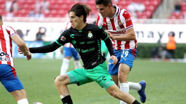 Santiago Munoz (tengah) ketika masih berseragam Santos di turnamen Mexican Clausura. Ulises Ruiz / AFP.