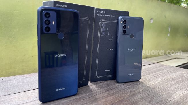 Aquos V6 vs Aquos V6 Plus. [Suara.com/Dicky Prastya]