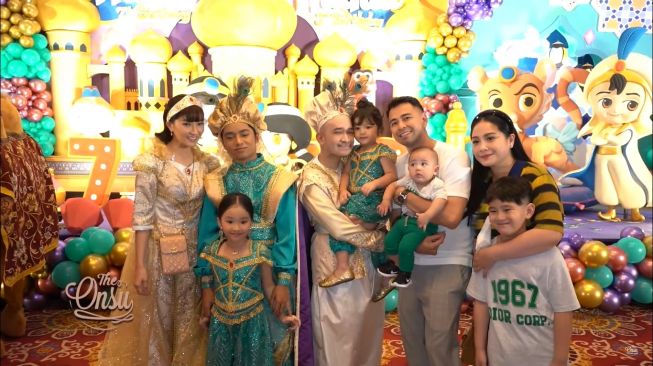 Potret ulang tahun Thalia dan Thania Putri Onsu (YouTube/The Onsu Family)