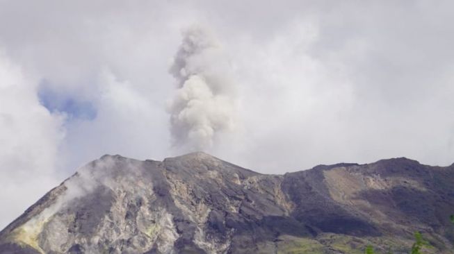 Gunung Ile Lewotolok di Pulau Lembata Erupsi, Semburan Material Mencapai 700 Meter