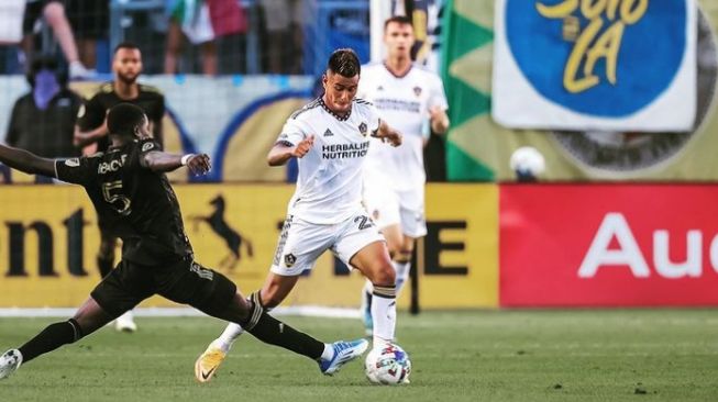 Pemain klub Major League Soccer (MLS) LA Galaxy, Efrain Alvarez (tengah). [Instagram/@efra_26]