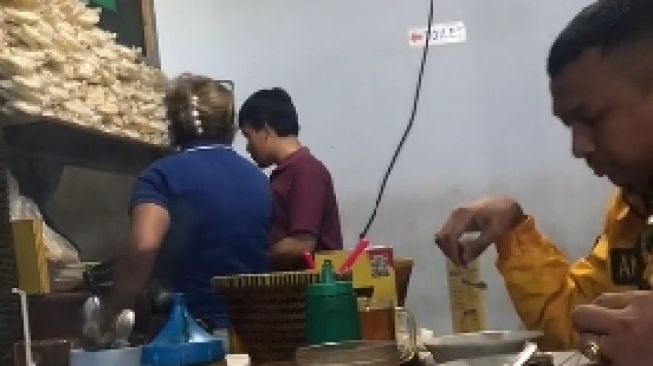 Viral Seorang Ibu Teriak Komplain ke Pemilik Warung karena Pesanan Tak Segera Dilayani, Endingnya Malah Kena Ulti Balik