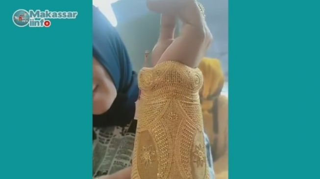 Emak-emak Pamer Gelang Emas Anti Mainstream, Netizen Sebut Mirip Sarung Tangan Thanos
