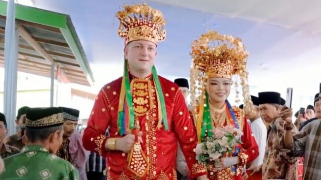 Sempat Jadi Olokan dan Ditertawai Karena Jalin Cinta Virtual, Perempuan Ini Buktikan Menikah dengan Bule