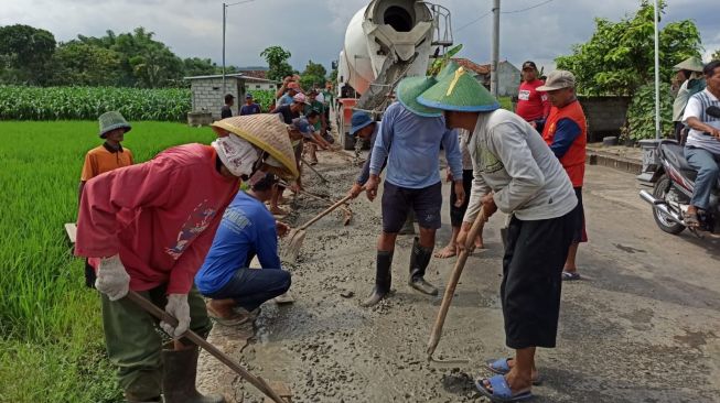 Crazy Rich Ponorogo Benahi Jalan Dusun yang Sempit dan Rusak Pakai Uang Pribadi